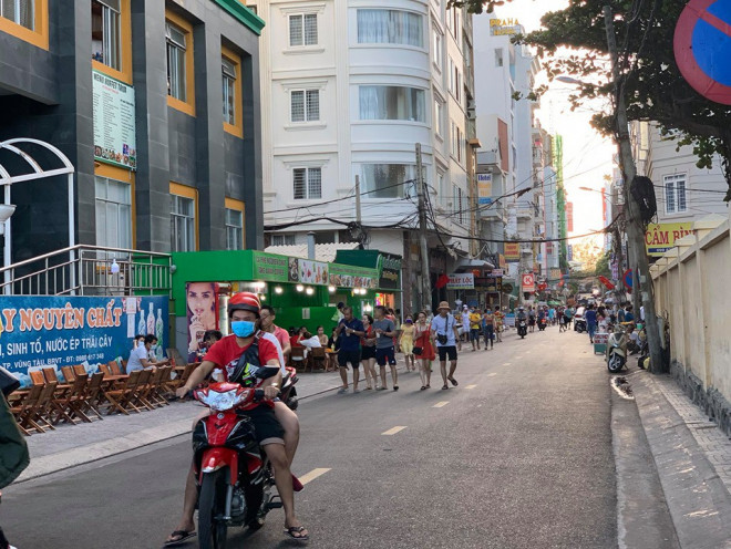 Vũng Tàu cấm tắm, du khách ngậm ngùi ngồi bờ kè ngắm biển - 8