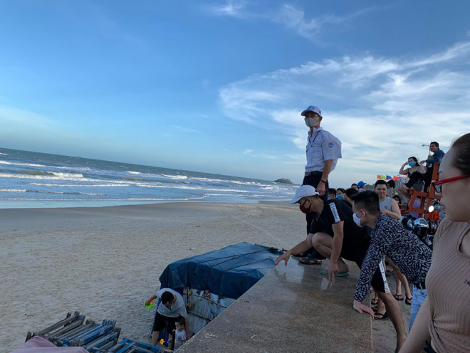 Vũng Tàu cấm tắm, du khách ngậm ngùi ngồi bờ kè ngắm biển - 11