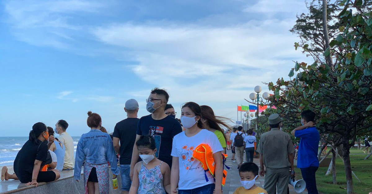 Vũng Tàu cấm tắm, du khách ngậm ngùi ngồi bờ kè ngắm biển - 10