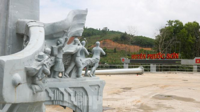 Huyện nghèo ở Quảng Nam xây tượng đài chục tỷ đồng - 12