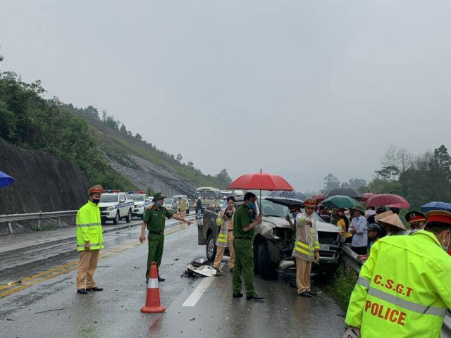 Ba ô tô tai nạn liên hoàn trên cao tốc Nội Bài - Lào Cai, tài xế nhập viện