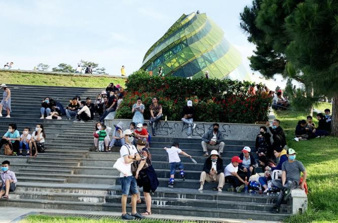 Đà Lạt đông nghẹt du khách, chen chân đi chơi như chưa từng có COVID-19 - 2