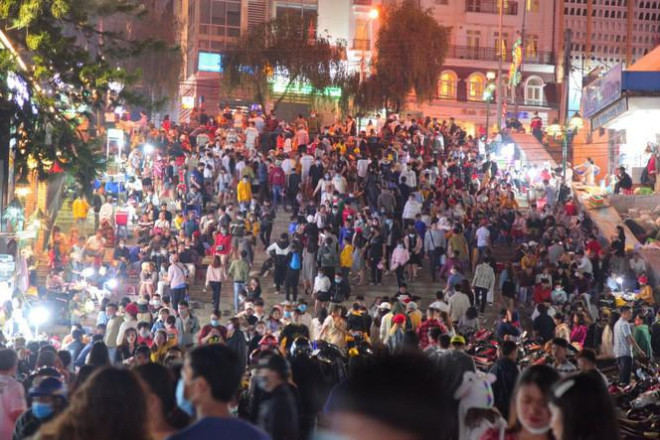 Đà Lạt đông nghẹt du khách, chen chân đi chơi như chưa từng có COVID-19 - 5