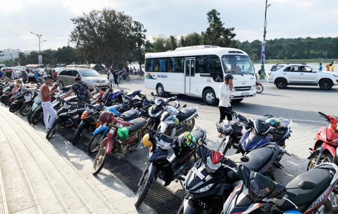 Đà Lạt đông nghẹt du khách, chen chân đi chơi như chưa từng có COVID-19 - 6