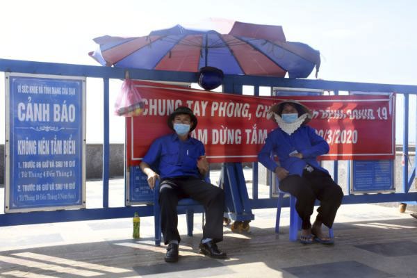 Vũng Tàu cấm tắm, du khách ngậm ngùi ngồi bờ kè ngắm biển - 3