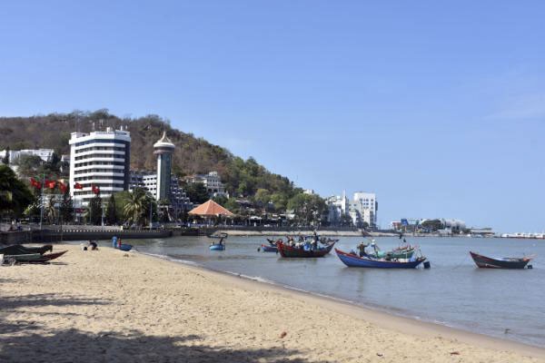 Vũng Tàu cấm tắm, du khách ngậm ngùi ngồi bờ kè ngắm biển - 7