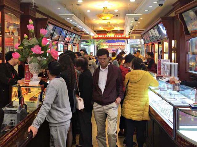 Giá vàng hôm nay 1/5: Đột ngột giảm ”sốc” khi FED giữ chính sách tiền tệ chưa từng có