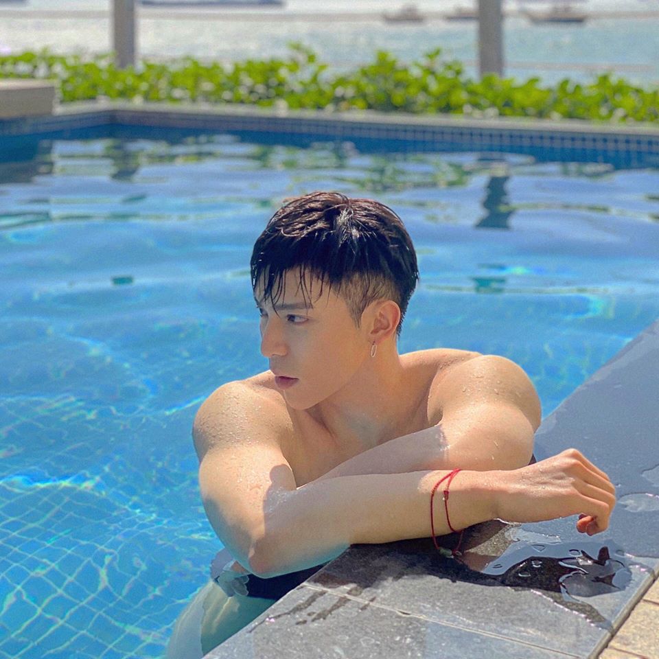 Erik gây chú ý với body chắc như đá tảng - 5