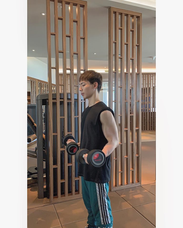 Erik gây chú ý với body chắc như đá tảng - 3