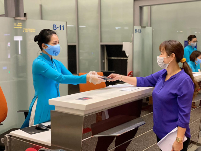 276 người Việt từ Canada về nước tại sân bay Vân Đồn - 3