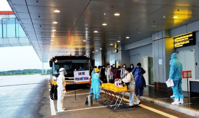 276 người Việt từ Canada về nước tại sân bay Vân Đồn - 5