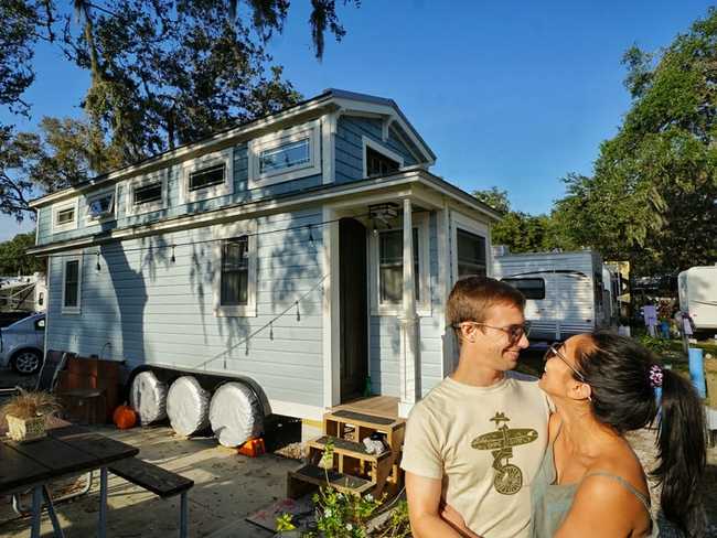 Tim và Sam sống trong một ngôi nhà rộng 25 mét vuông, với tên gọi Tiffany Tiny Home, ở Florida.