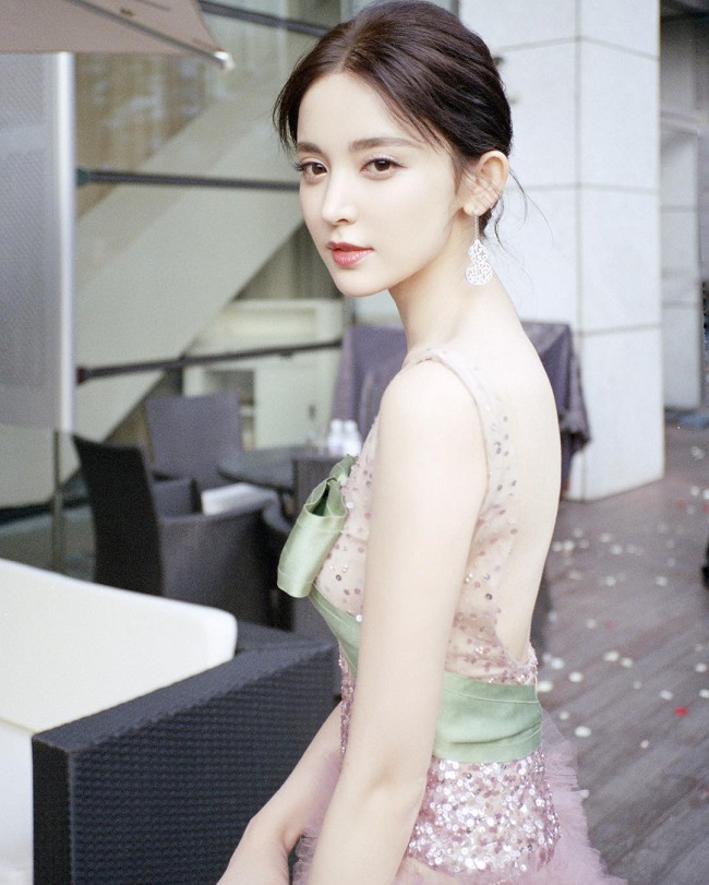 Đẹp như tiên hạ phàm, mỹ nhân Tân Cương vẫn bị bóc "phốt" tin "dao kéo" - 2