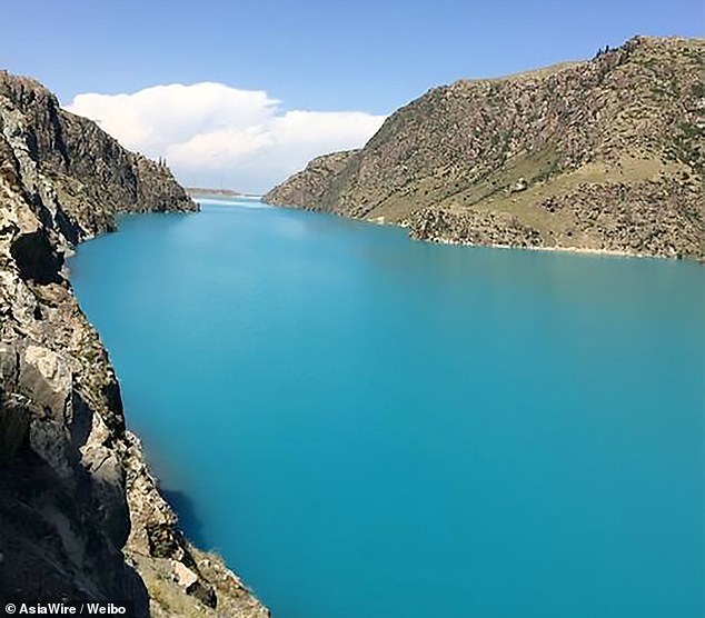 Hồ băng ở Trung Quốc chuyển màu xanh lạ thường - 2