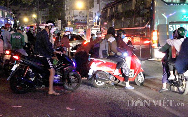 Ảnh: Từ mờ sáng, dòng người lũ lượt đổ về TP.HCM - 2