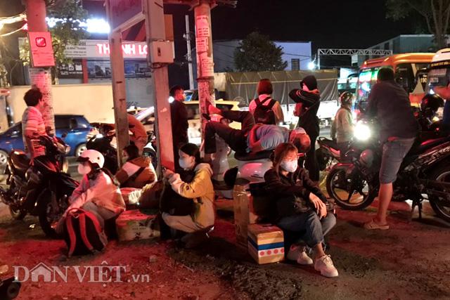 Ảnh: Từ mờ sáng, dòng người lũ lượt đổ về TP.HCM - 6