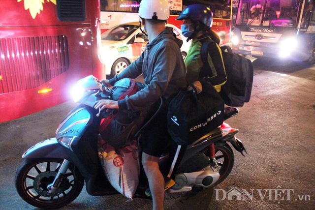 Ảnh: Từ mờ sáng, dòng người lũ lượt đổ về TP.HCM - 3