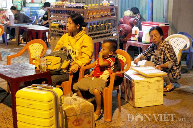 Ảnh: Từ mờ sáng, dòng người lũ lượt đổ về TP.HCM - 9