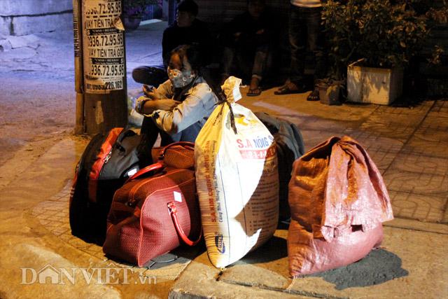 Ảnh: Từ mờ sáng, dòng người lũ lượt đổ về TP.HCM - 10