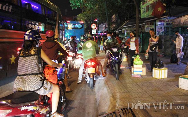 Ảnh: Từ mờ sáng, dòng người lũ lượt đổ về TP.HCM - 12