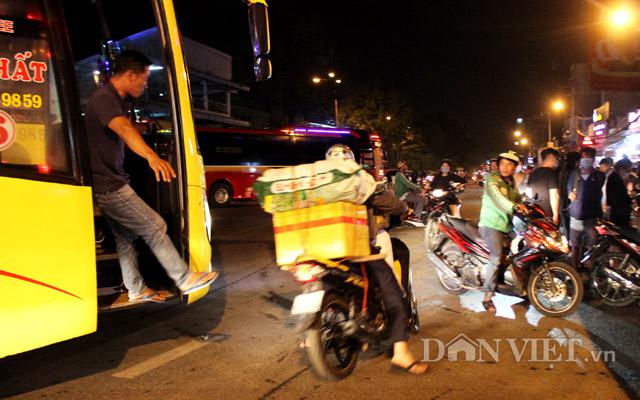 Ảnh: Từ mờ sáng, dòng người lũ lượt đổ về TP.HCM - 14