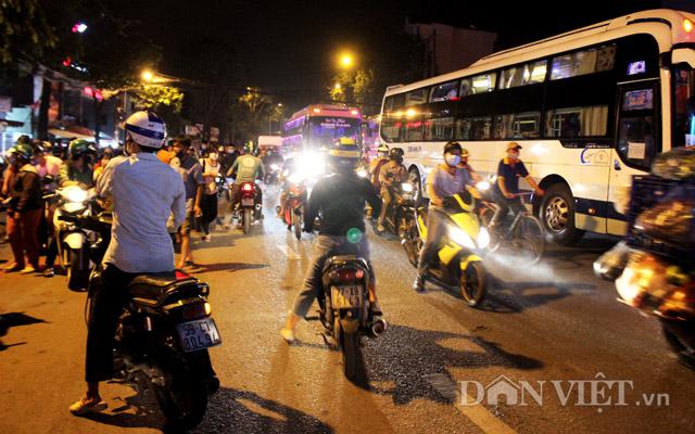 Ảnh: Từ mờ sáng, dòng người lũ lượt đổ về TP.HCM - 15