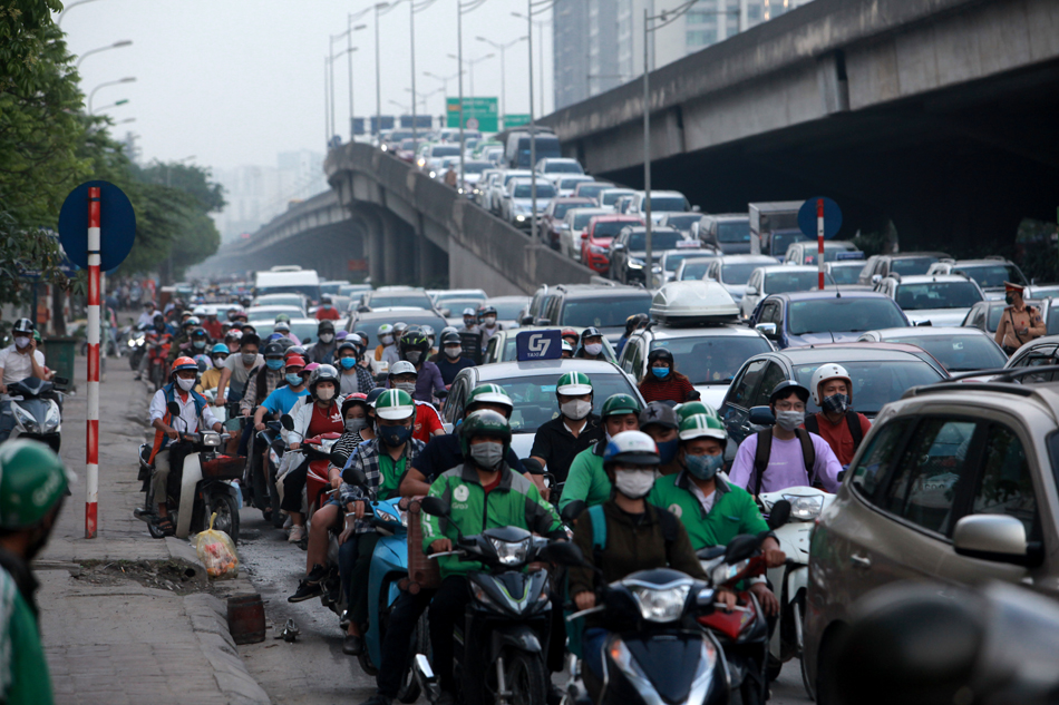 Người dân nườm nượp trở lại Thủ đô sau 4 ngày nghỉ lễ - 2