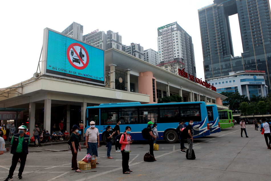 Người dân nườm nượp trở lại Thủ đô sau 4 ngày nghỉ lễ - 9