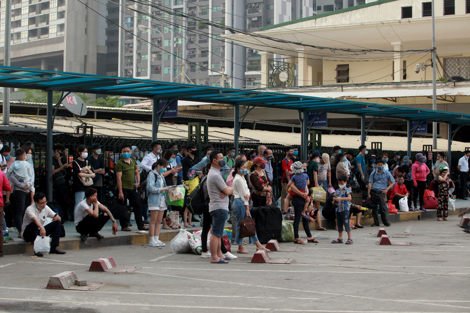 Người dân nườm nượp trở lại Thủ đô sau 4 ngày nghỉ lễ - 10