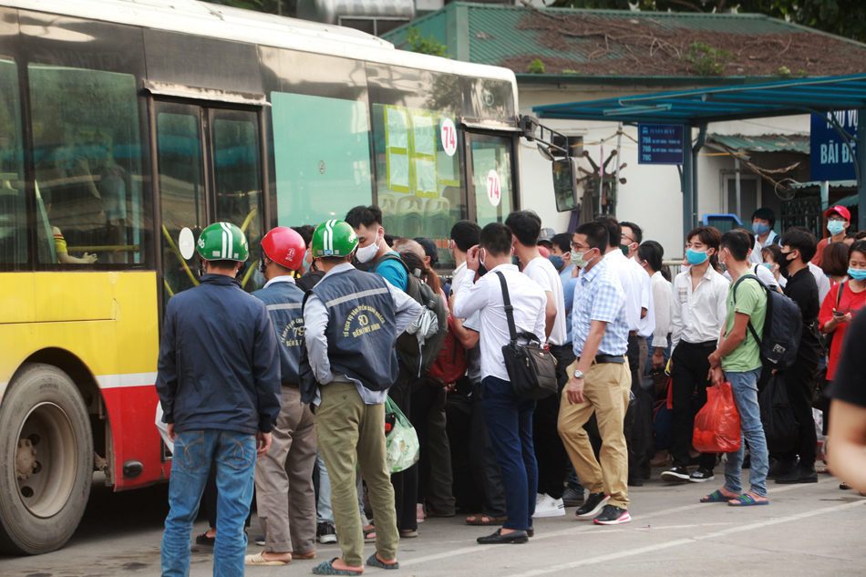 Người dân nườm nượp trở lại Thủ đô sau 4 ngày nghỉ lễ - 14