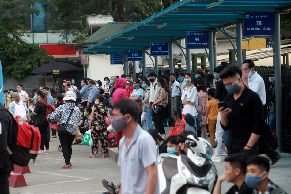 Người dân nườm nượp trở lại Thủ đô sau 4 ngày nghỉ lễ - 11