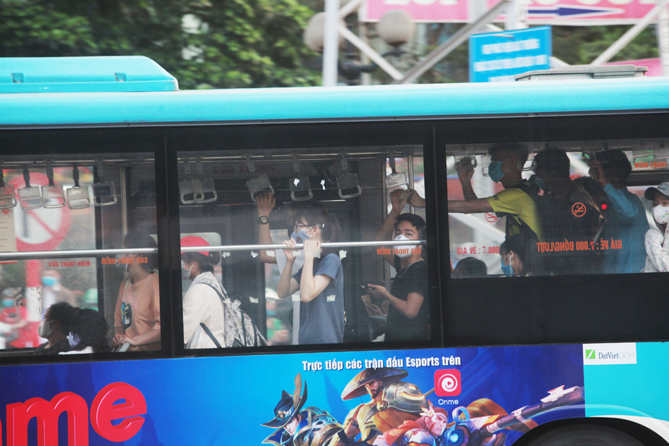 Người dân nườm nượp trở lại Thủ đô sau 4 ngày nghỉ lễ - 16