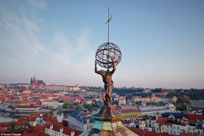 Những bức tượng bí ẩn ở thủ đô của Cộng hòa Czech - 15