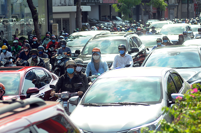 Kẹt xe khắp các ngả đường Sài Gòn ngày đầu làm việc sau lễ - 3
