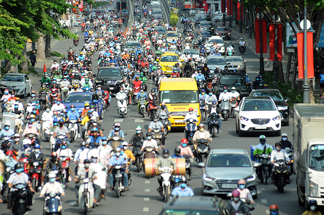 Kẹt xe khắp các ngả đường Sài Gòn ngày đầu làm việc sau lễ - 4