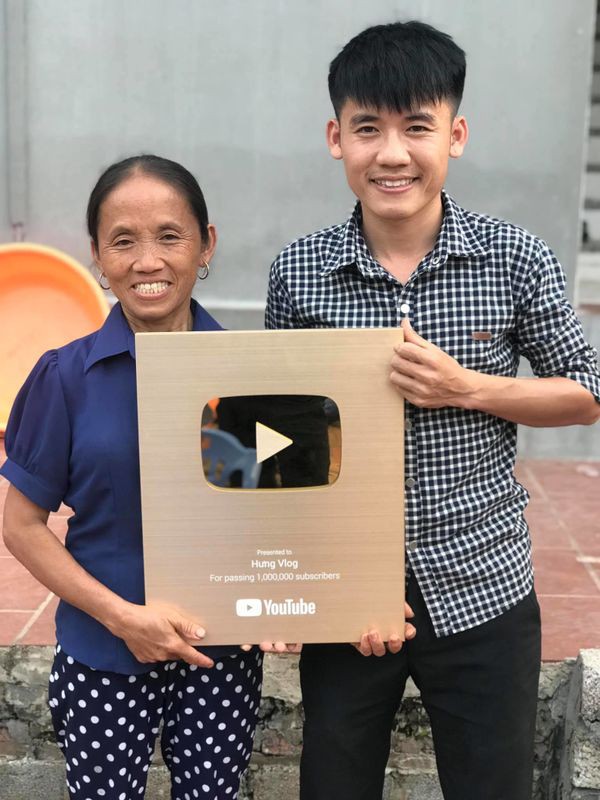 With trai bà Tân Vlog kiếm tiền tỷ từ YouTube, vượt thu nhập của mẹ vẫn bị chỉ trích dữ dội - 4