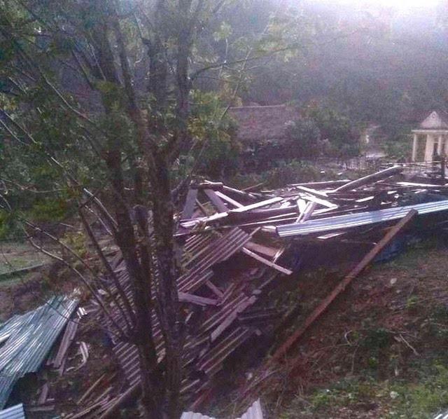 Lốc xoáy tàn phá miền núi Nghệ An, cụ bà bị nhà sập đè gãy chân - 3