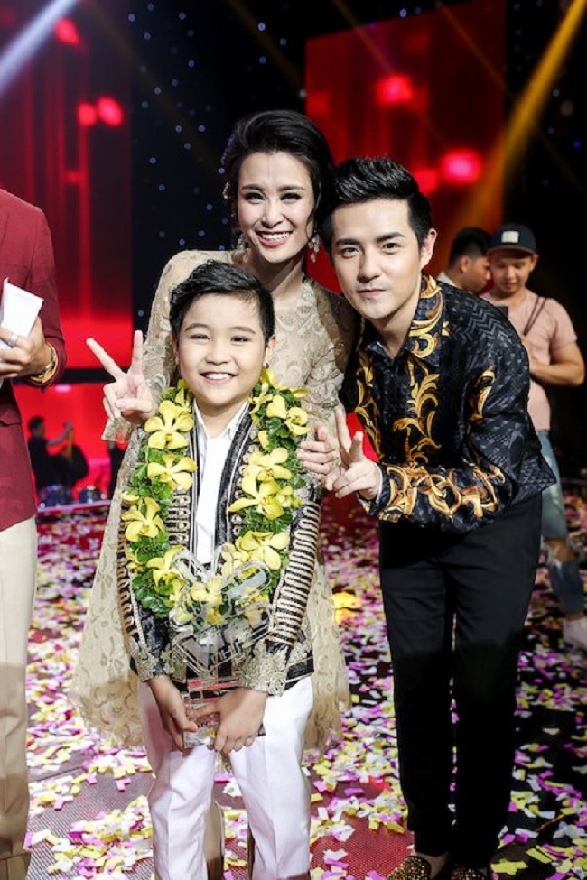 Trịnh Nhật Minh là một trong những cái tên nổi bật của chương trình “Giọng hát Việt nhí”. Trước khi trở thành quán quân “Giọng hát Việt nhí” 2016, Nhật Minh đã tham gia và nhận nhiều giải thưởng tại các cuộc thi như “Đồ Rê Mí 2013” hay Á quân “Young Hit Young Beat” 2015.