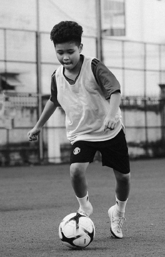 Ngoài đam mê ca hát, Nhật Minh còn có sở thích chơi bóng đá. 