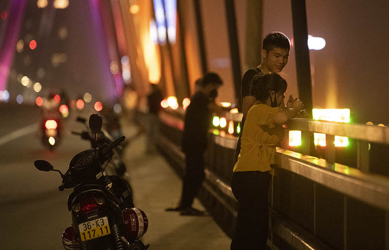 Thót tim cảnh ngồi vắt vẻo hóng mát trên cầu Nhật Tân - 4