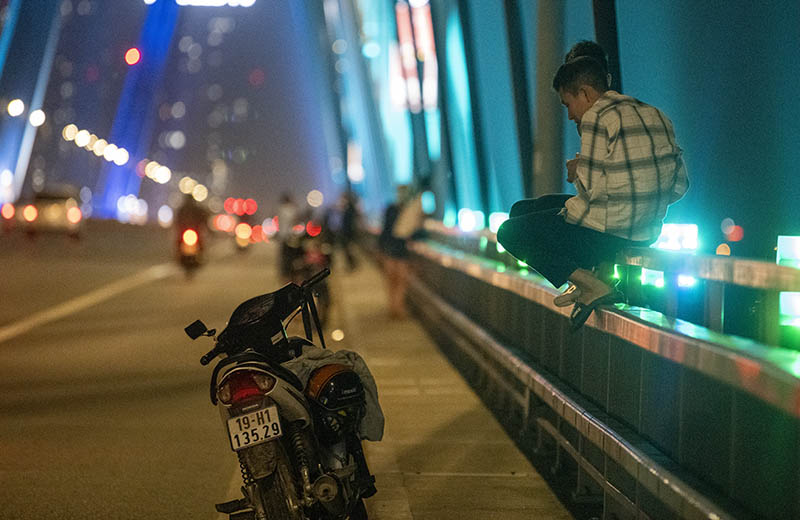 Thót tim cảnh ngồi vắt vẻo hóng mát trên cầu Nhật Tân - 7