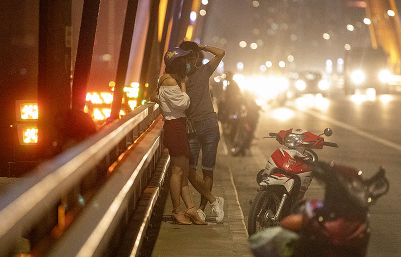 Thót tim cảnh ngồi vắt vẻo hóng mát trên cầu Nhật Tân - 14