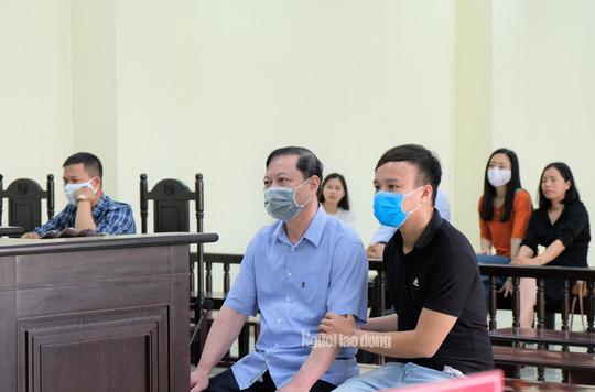 Người nhà dìu cựu trưởng Công an TP Thanh Hóa tới tòa - 2