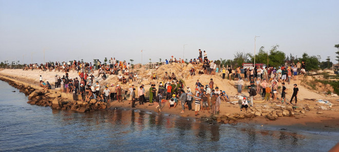 Vụ lật thuyền ở Quảng Nam: Người nhà khóc cạn nước mắt - 8