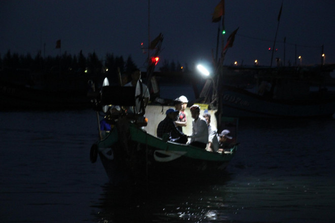 Vụ lật thuyền ở Quảng Nam: Người nhà khóc cạn nước mắt - 9