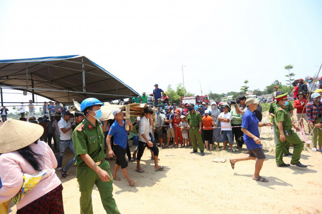 Vụ lật thuyền 5 người mất tích trên sông Thu Bồn: Tìm thấy thi thể 3 nạn nhân - 1