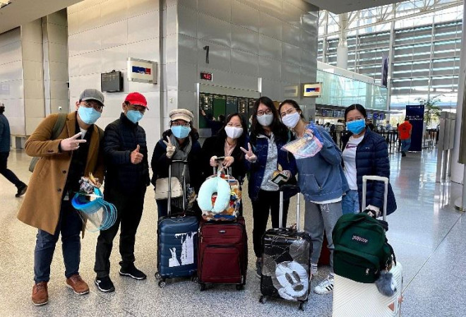 Đằng sau chuyến bay đầu tiên từ Mỹ đưa 343 người Việt về nước - 13