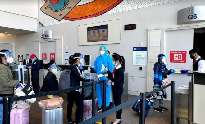 Đằng sau chuyến bay đầu tiên từ Mỹ đưa 343 người Việt về nước - 16