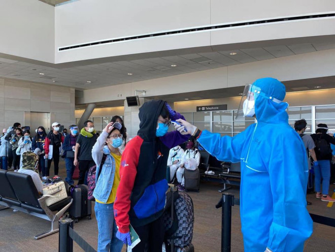 Đằng sau chuyến bay đầu tiên từ Mỹ đưa 343 người Việt về nước - 17