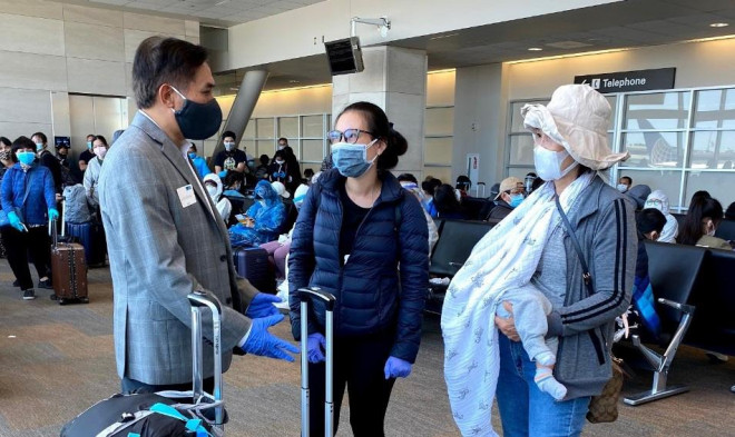 Đằng sau chuyến bay đầu tiên từ Mỹ đưa 343 người Việt về nước - 19